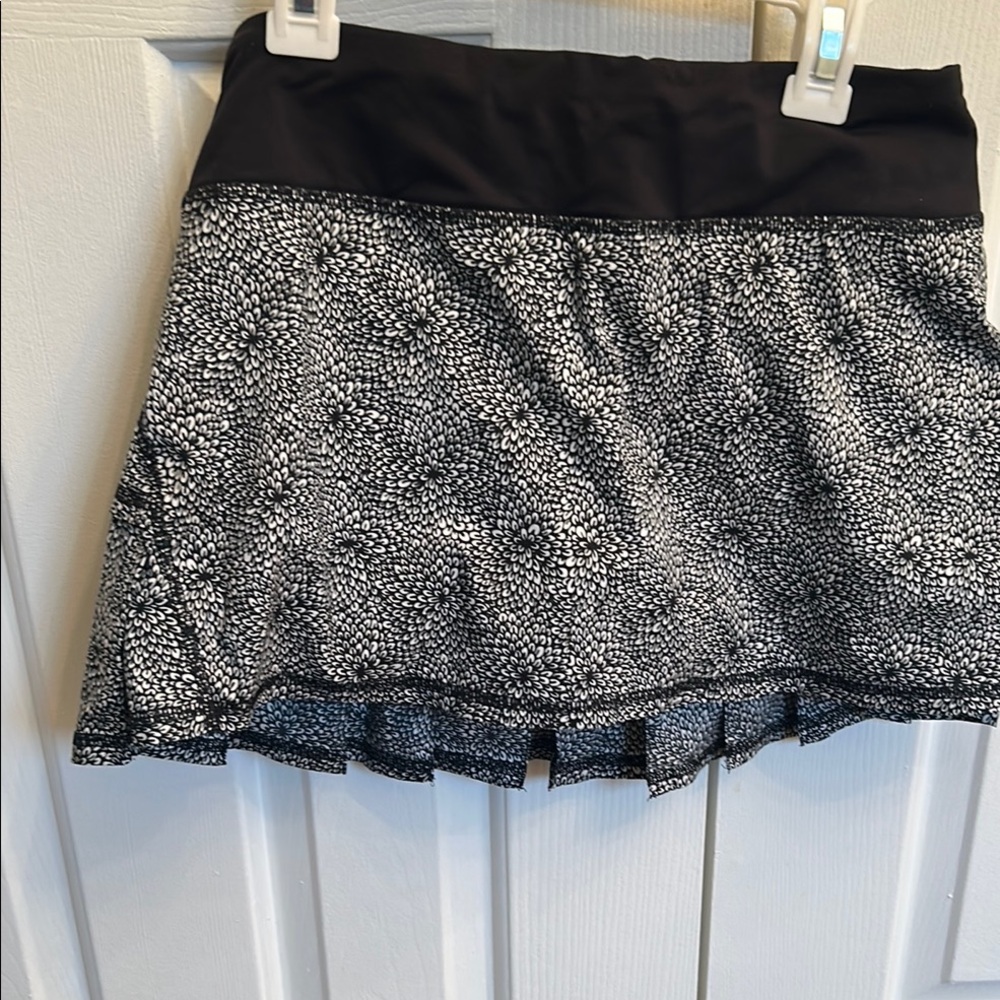 Lululemon Daisy pattern ruffled skirt
